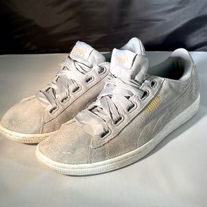 Vintage gray suede puma sneakers. Size 9 1/2